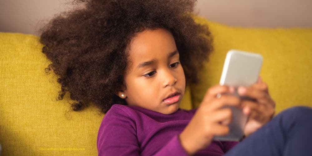 Kinder sind von Handy und Tablet fasziniert